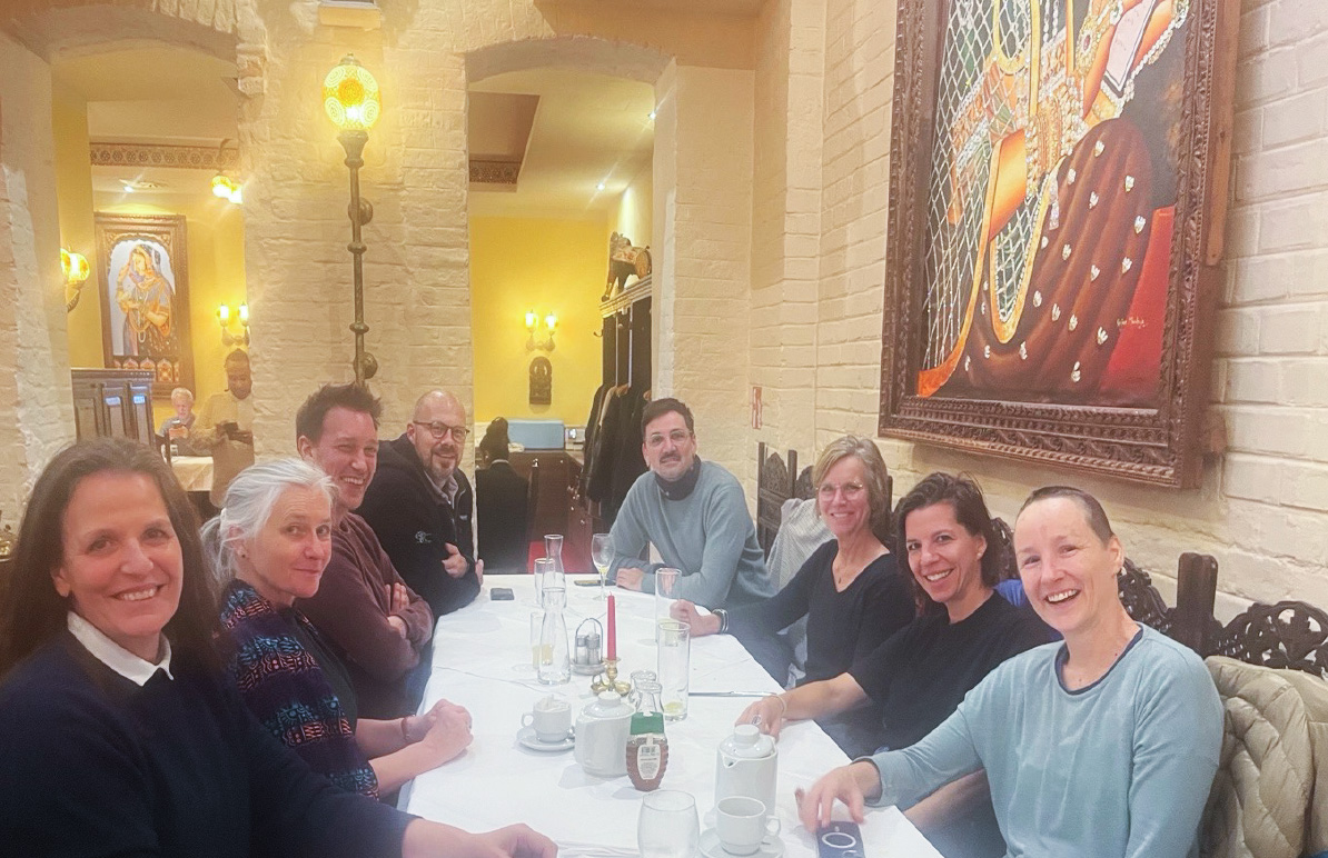 Roswitha Riepl und Team bei einer gemeinsamen Feier im Restaurant