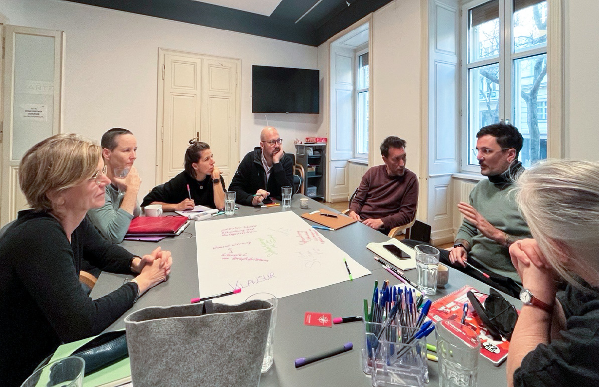 Roswitha Riepl und Team bei einer Besprechung